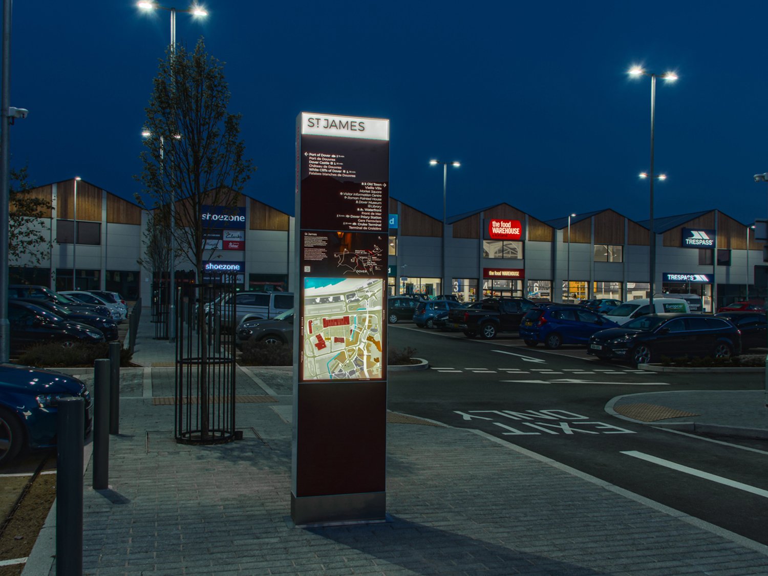 Digital signage and wayfinding totem – St James retail park